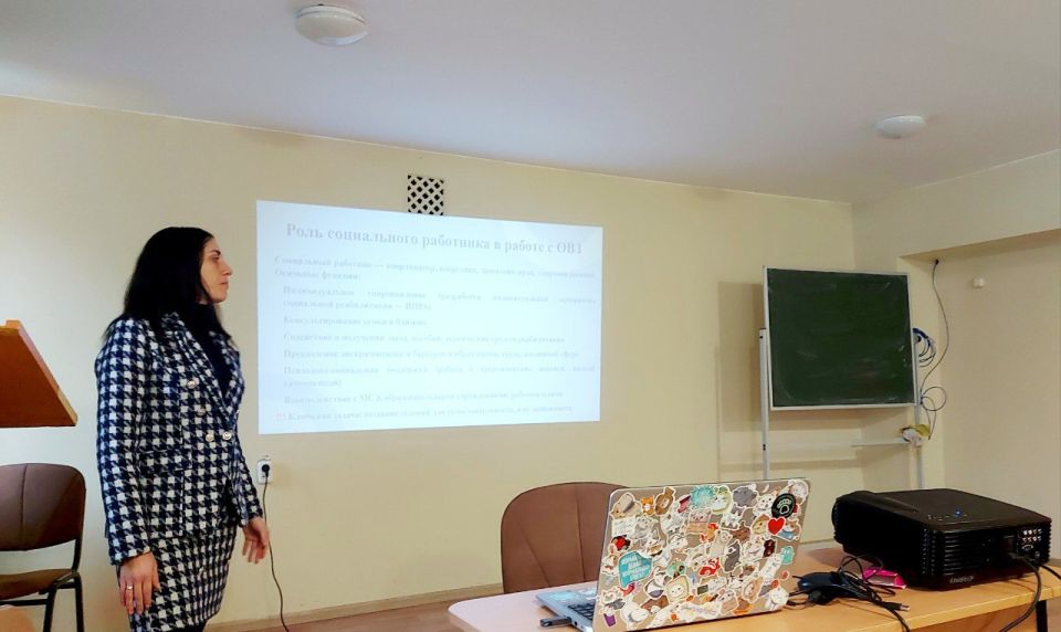 3 декабря, в Международный день инвалидов, для первокурсников Северодонецкого технологического института прошёл лекторий «Об особенностях взаимодействия с людьми с ограниченными возможностями здоровья (ОВЗ)»