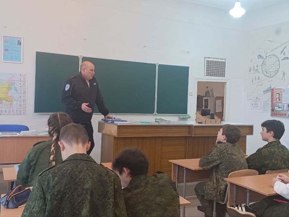 Инструктаж по правилам дорожного движения для обучающихся Брянковской гимназии провел инспектор по пропаганде безопасности дорожного движения ГИБДД ОМВД России "Брянковский" Андрей Орыщук