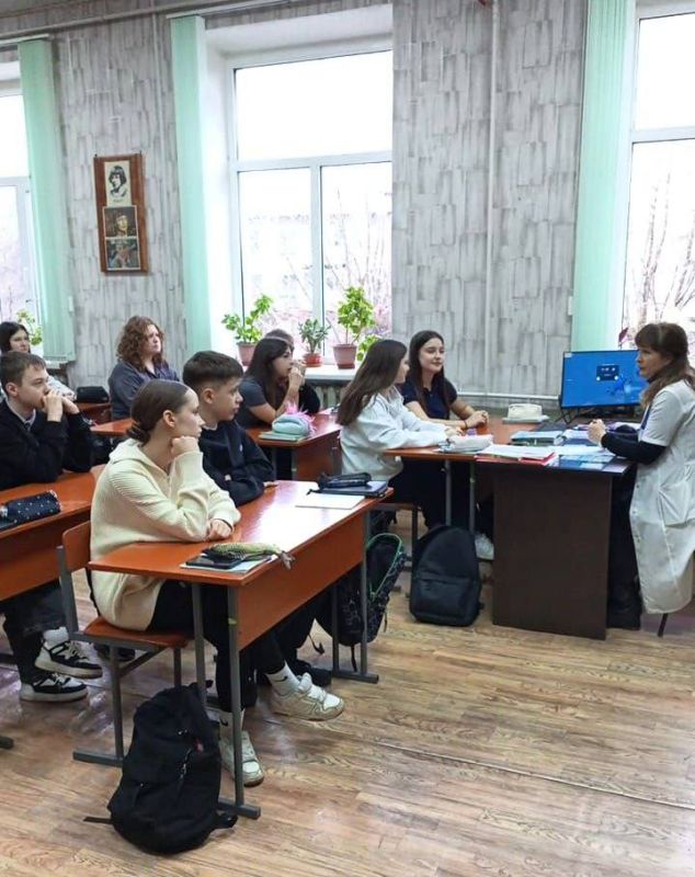 Специалист Свердловской ГДБ провела профориентационную работу для учащихся Свердловской СШ №11