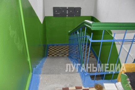 В Красном Луче ведется ремонт подъездов многоквартирных домов