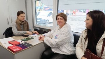 Сегодня в Красном Луче председатель Краснолучского совета сторонников ВПП "ЕДИНАЯ РОССИЯ" Наталья Безщекина встретилась с представителями НКО "МОЙ БИЗНЕС ЛНР", которые с просветительской миссией посетили город