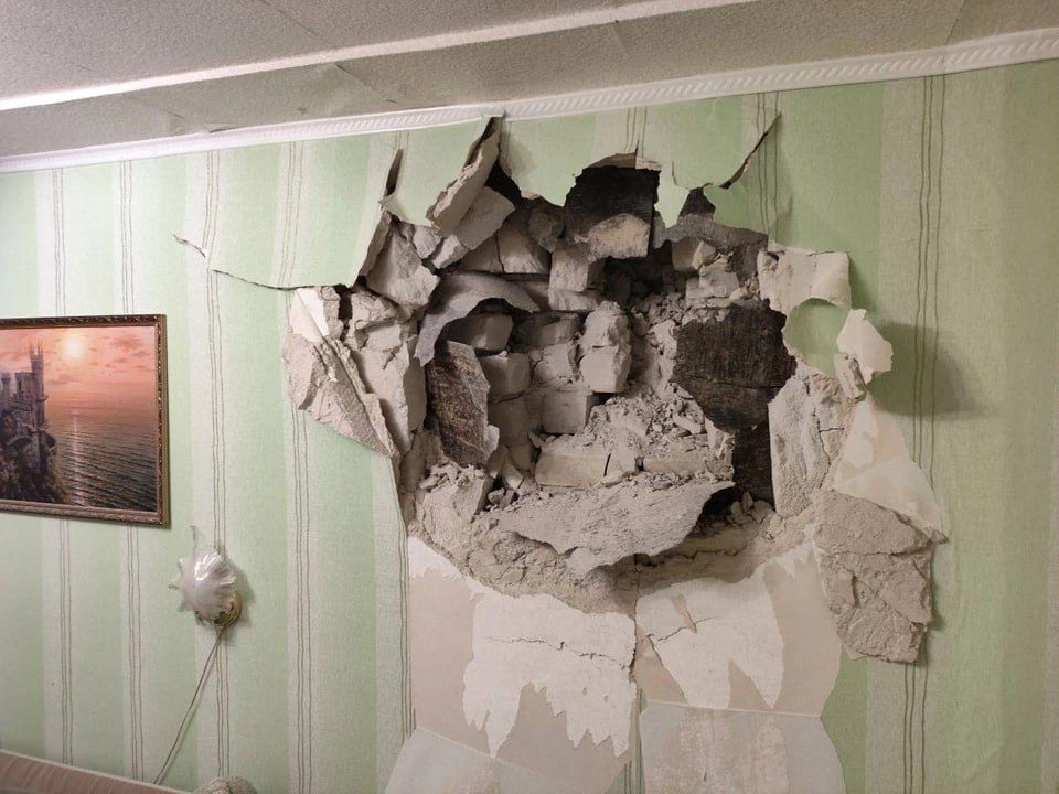 Беспилотник ВСУ атаковал многоэтажный дом в Кировске