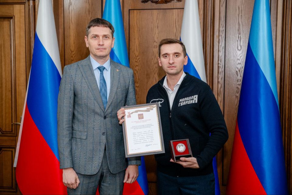 Сегодня получил памятную медаль, как руководитель ЛРО ВОО МГЕР, от Российского организационного комитета «Победа» за подписью Владимира Владимировича Путина