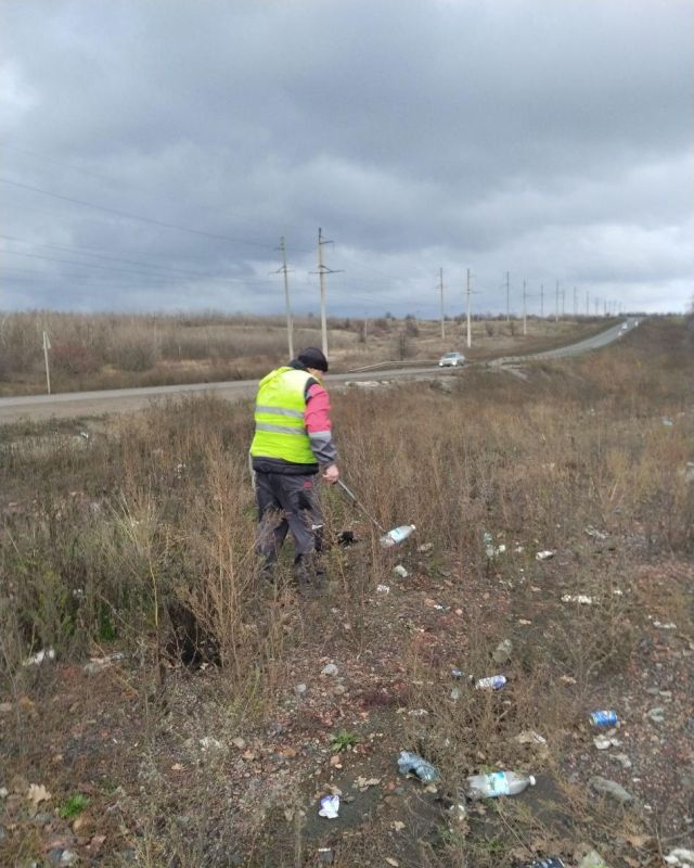 На трассе Луганск — Лутугино — Красный Луч — граница ДНР провели работы по очистке обочин от мусора