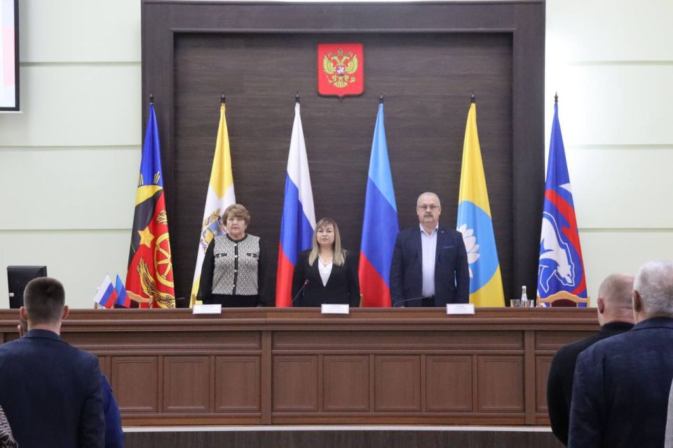 В Антрацитовском муниципальном округе состоялось XXXVI заседание Совета муниципального округа, на котором депутаты рассмотрели ряд значимых вопросов повестки дня