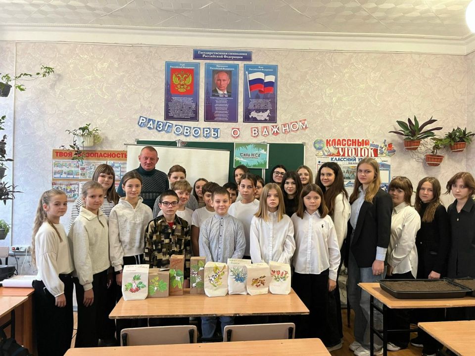 В школьном лесничестве "Юнлеском" и юннатском клубе Краснодонской средней школы №24 прошла интересная встреча с участковым лесничим Краснодонского лесничества ГБУ ЛНР "Свердловское лесоохотничье хозяйство" Иваном Орешко