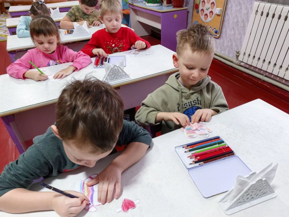 Для воспитанников детского сада «Ромашка» пгт Чернухино состоялся интерактивный час «Дорога добра», посвященный Дню волонтёра