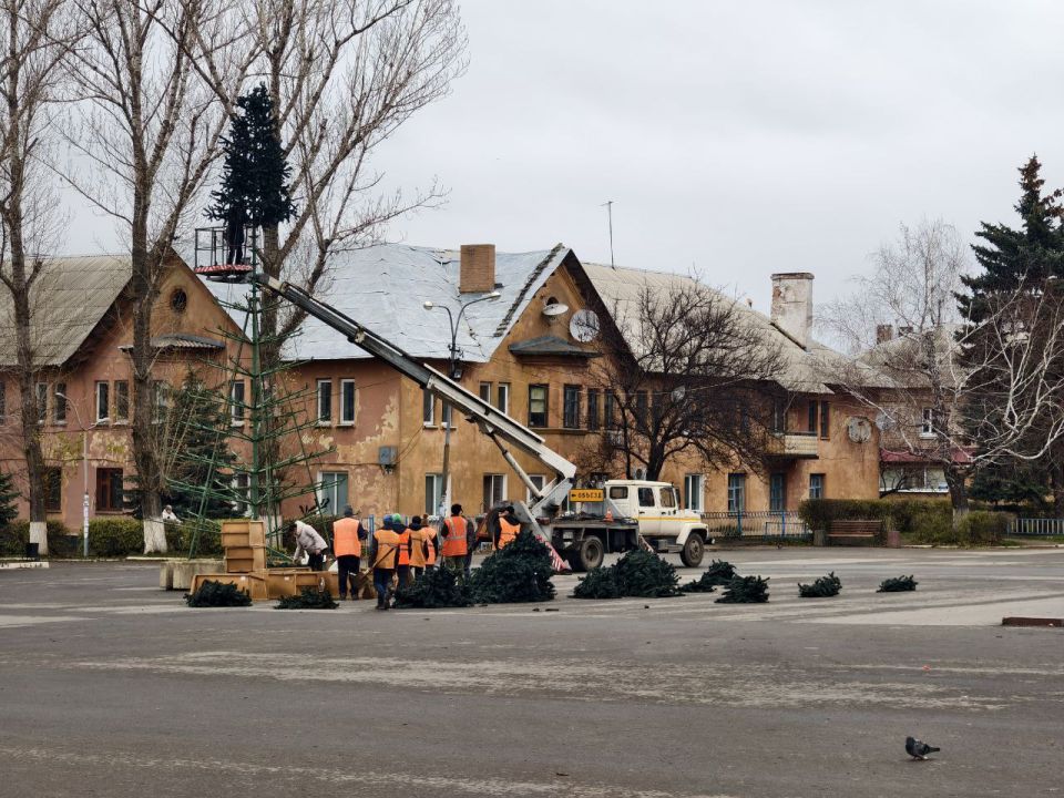 Евгений Бондарь: В Лутугино приступили к монтажу главной новогодней ёлки