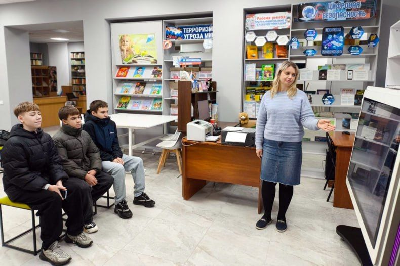 Видеоуроки «Под мирным небом 80 лет» прошли в Свердловской детской библиотеке