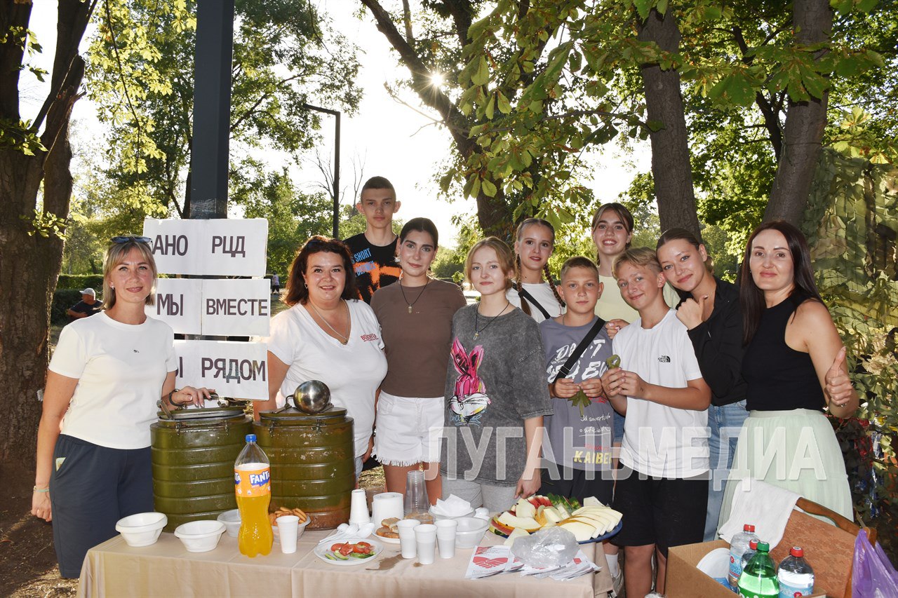 Быть волонтером никогда не рано: истории школьниц из Красного Луча