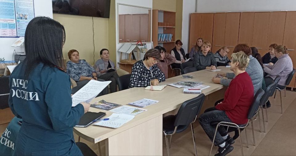 Сотрудники отдела надзорной деятельности и профилактической работы по городу Северодонецку УНД и ПР ГУ МЧС России по ЛНР провели урок безопасности в учебных учреждениях