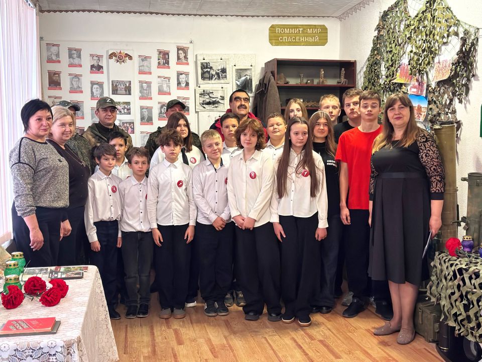 Сегодня в Ровеньках прошли «Диалоги с героями», приуроченные к Дню героев Отечества!