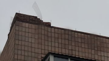 В рамках специального инфраструктурного проекта шеф-регион Тюменская область ведёт капитальный ремонт кровли дома по адресу г. Краснодон, ул. Петра Котова, д. 9. На текущем этапе выполняется монтаж нового парапета по...