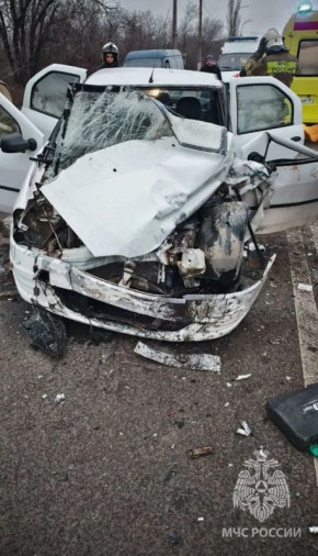 Спасатели помогли человеку, пострадавшему в ДТП в Краснодоне