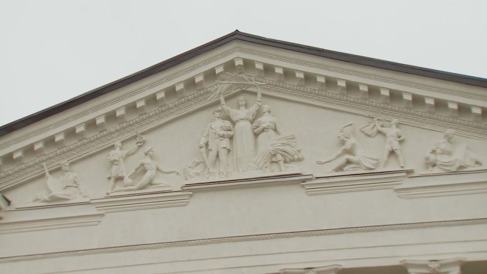 Так замечательно, что к новогодним праздникам у нашего Дворца культуры стал такой прекрасный вид