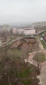 С раннего утра до позднего вечера строители работают рядом с будущим модульным бассейном в луганском квартале Ольховский