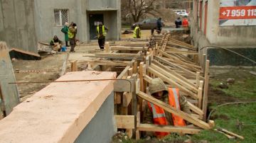 На прилегающей к Краснодонскому ЗАГСу территории тюменские строители возводят опорную стену