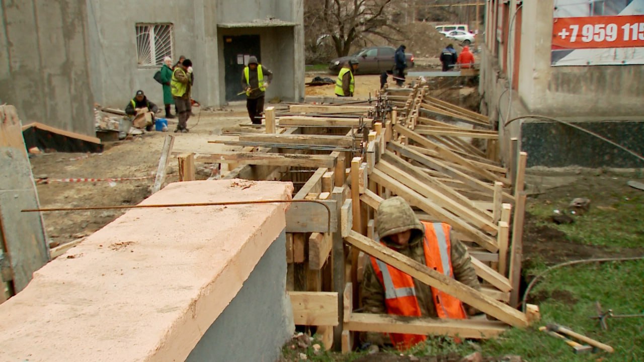 На прилегающей к Краснодонскому ЗАГСу территории тюменские строители возводят опорную стену