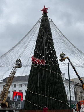 Продолжается праздничное оформление Луганска