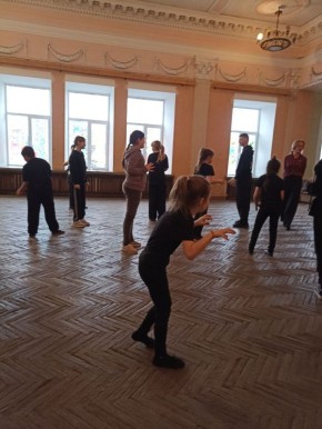 Группа учащихся театрального отделения "Реприза" КДШИ приняла участие в федеральном проекте «Объединяя театром», который проходил в городе Луганске