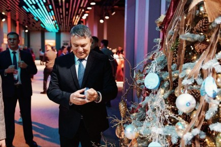 Леонид Пасечник на Международном форуме #МЫВМЕСТЕ посетил выставку и снял шар с «Елки желаний»