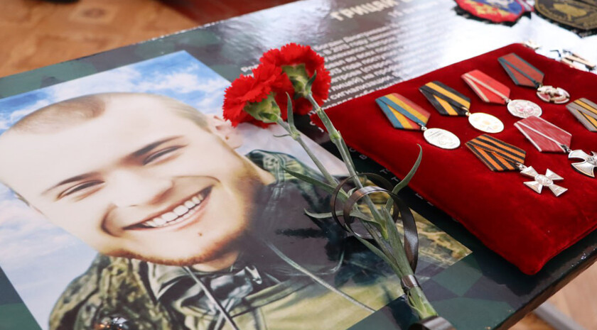 «Парту Героя» в память о защитнике Донбасса Богдане Грицае открыли в стахановском колледже