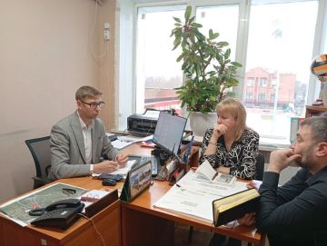 Альберт Зинченко: Сегодня заместитель Главы Станично-Луганского муниципального округа Андрей Бидлюченко провел рабочее совещание с начальниками отделов Администрации Станично-Луганского муниципального округа ЛНР