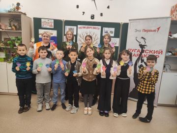 В Брянковской гимназии советник директора Черкашенко Оксана совместно с обучающимися 8 класса провела волонтерскую акцию "Добрые дела" для ребят начальных классов