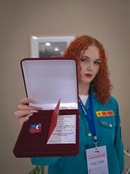 Волонтёр из ЛНР удостоена почетного знака «Лучший вожатый России»
