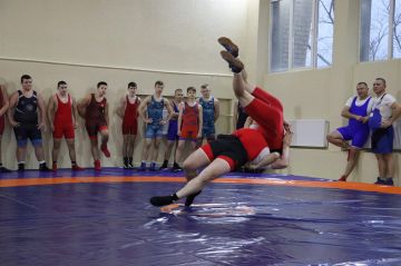 В Стахановской спортивной школе № 1 обновили два тренировочных зала