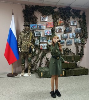 В преддверии праздника Дня Героев Отечества в Антрацитовском историческом музее совместно с детской музыкальной школой в рамках проекта «Пусть музыка звучит в веках» провели историко-музыкальный экскурс «Поклон тебе, солдат...