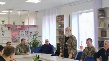 Андрей Рубанцов: Сегодня в центральной библиотеке им. Г. Сковороды студенты Ровеньковского технико-экономического колледжа встретились с военнослужащими, казаками и ветеранами боевых действий