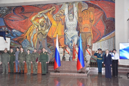 В Краснодоне состоялась торжественная церемония принятия клятвы юнармейцев