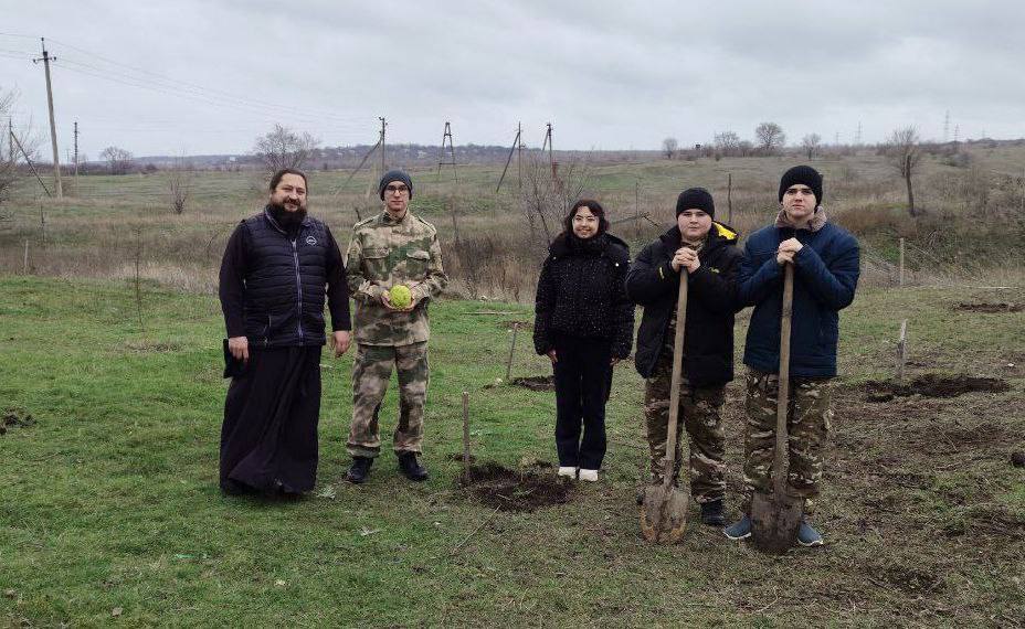 Светлана Гизай: К 59-летию основания Славяносербского района оказала содействие в передаче от Республиканского центра туризма, экологии и краеведения «Возрождение» саженцев маклюры, бундука и ольхи в село Желтое