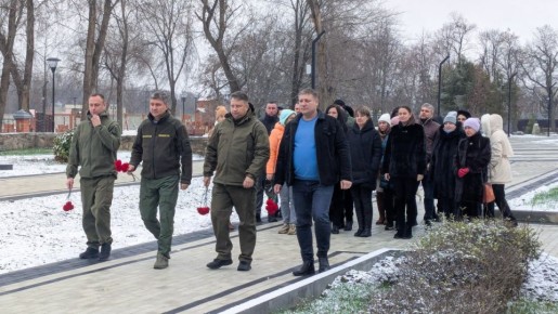 Глава Старобельского муниципального округа Владимир Чернев совместно с работниками Администрации округа принял участие в торжественном возложении цветов, приуроченном ко Дню Героев Отечества