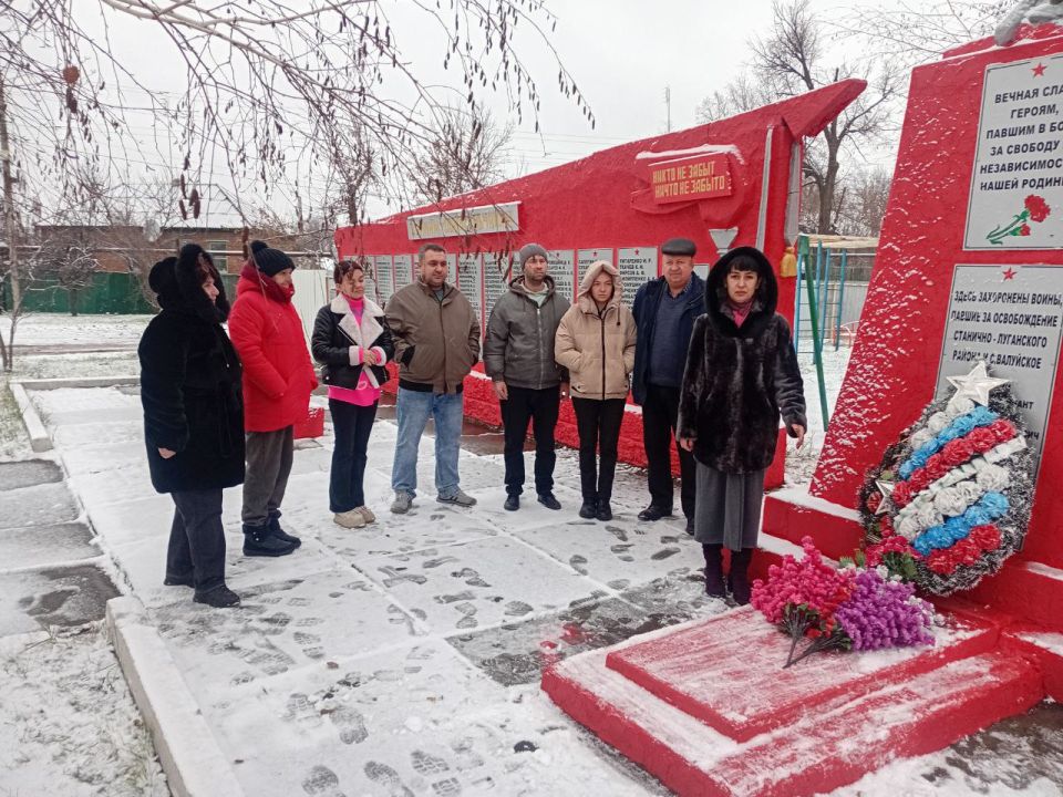 Сотрудники Валуйского отдела жизнеобеспечения совместно с Валуйским культурно-досуговым центром провели 9.12.2025 года митинг в честь Героев Отечества