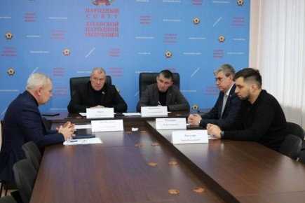 В НАРОДНОМ СОВЕТЕ ЛНР ОБСУДИЛИ РАБОТУ ПОЧТЫ ЛНР