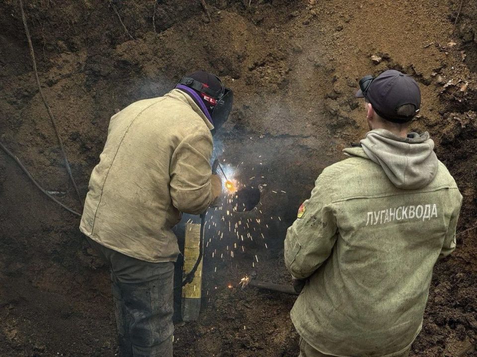 Специалисты Алчевского управления «Луганскводы» ремонтируют магистральный водовод