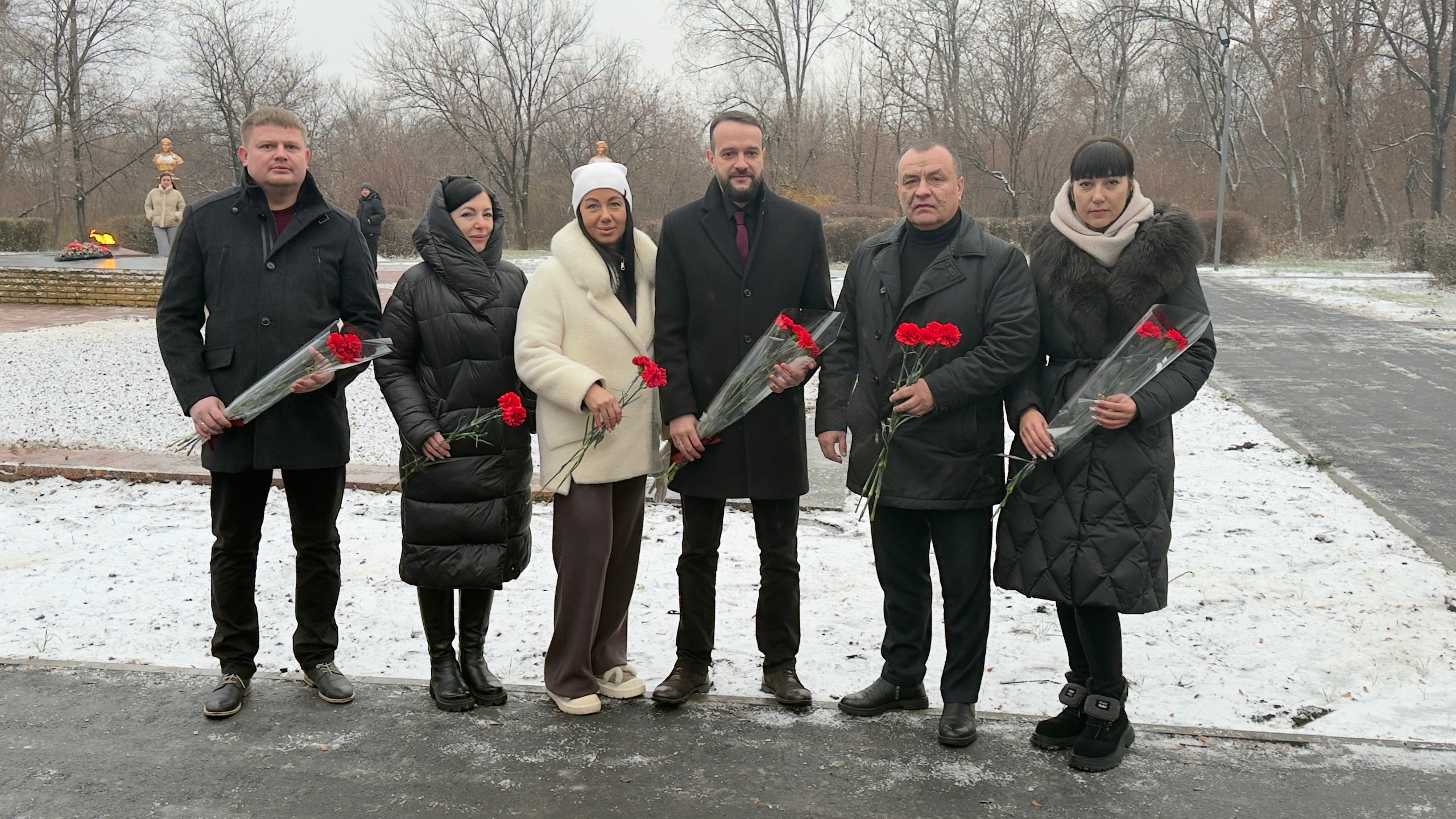 Сегодня, 9 декабря 2025 года, депутаты Совета городского округа, совместно с представителями Народного Совета Луганской Народной Республики и жителями городского округа, возложили цветы в единый час памяти, приуроченный к...