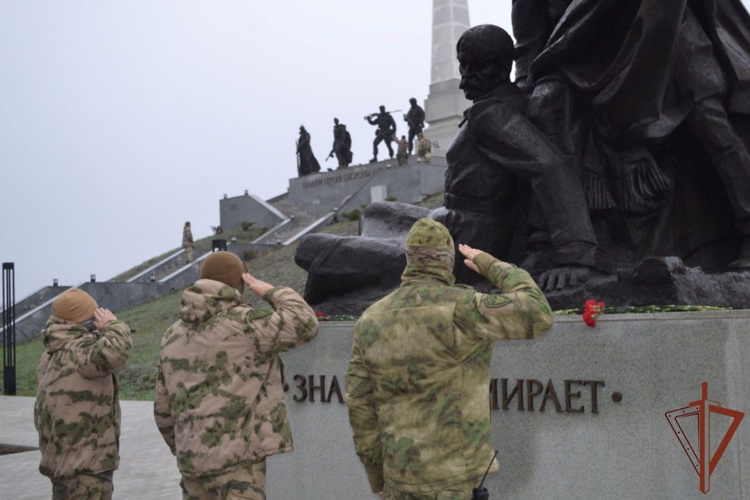 Росгвардейцы в новых регионах России почтили память Героев Отечества