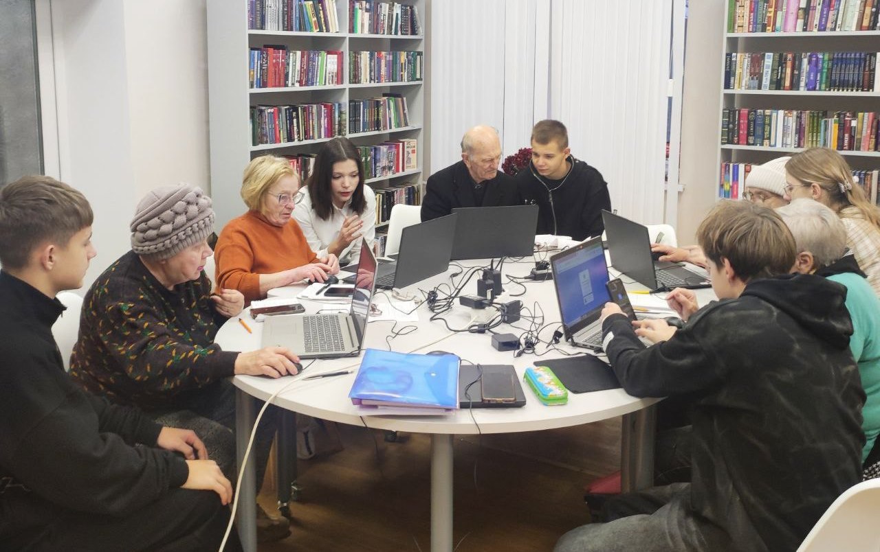 В рамках реализации проекта «Азбука Интернета для пенсионеров 2.0», поддержанного фондом Президентских грантов, продолжаются занятия для людей серебряного возраста по трем направлениям: "Ноутбук", "Планшет" и "Смартфон"