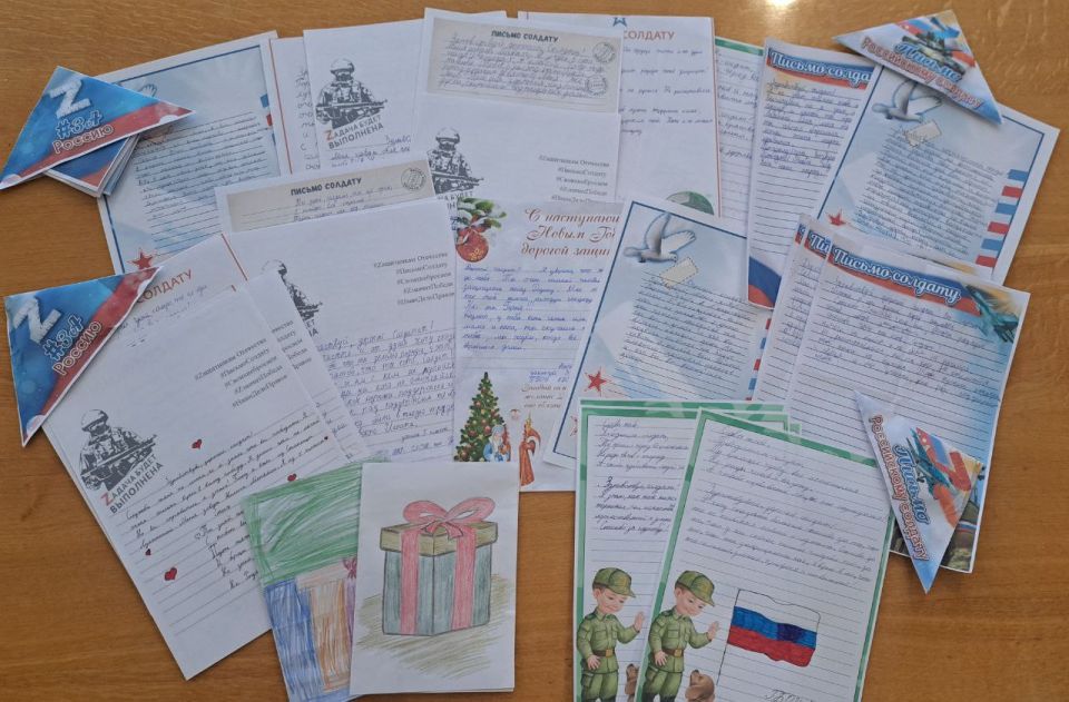 День Героев Отечества. В преддверии Дня Героев Отечества, который отмечается 9 декабря, в "Станично-Луганской средней школе имени Грекова П.М." педагог-организатор Пелых Л.М. провела акцию «Письмо солдату»