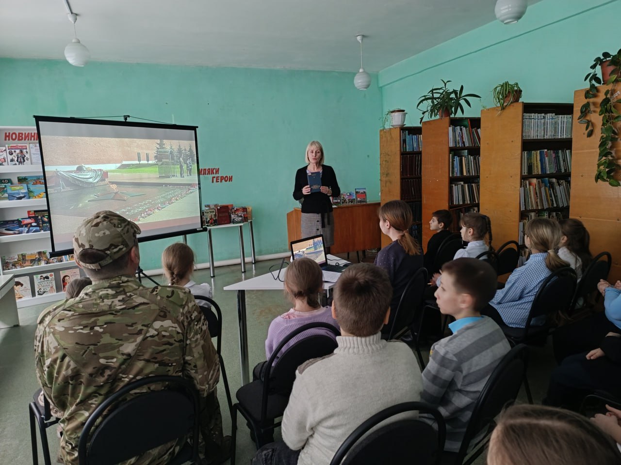 В Кировской детской библиотеке состоялся исторический час «Наши земляки герои», для учащихся Кировской многопрофильной гимназии