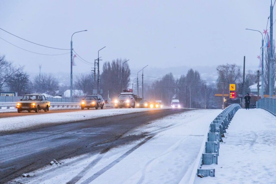 В Луганске на центральных улицах вместо песка теперь используют химические реагенты