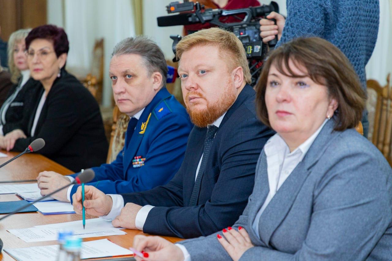 Пилотный проект, в рамках которого представители властей ЛНР становятся семейными кураторами, начался в Республике с Луганска