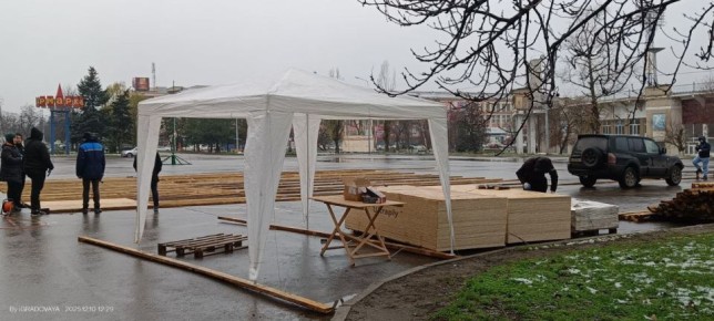 На Ярмарочной площади устанавливают ёлку