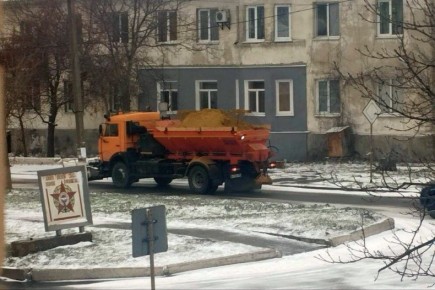Работы по посыпке дорог в Червонопартизанске: борьба с ухудшением погодных условий