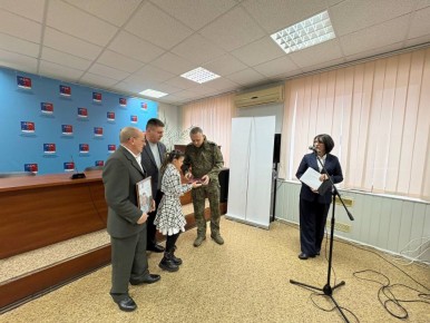 Альберт Зинченко: Сегодня совместно с военным комиссаром Станично-Луганского МО Алексеем Кульченко вручили государственные награды родственникам Героев, которые погибли, исполняя свой воинский долг