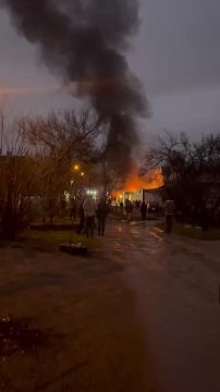 В восточной части Луганска - квартале 50-летия Октября - сильный пожар