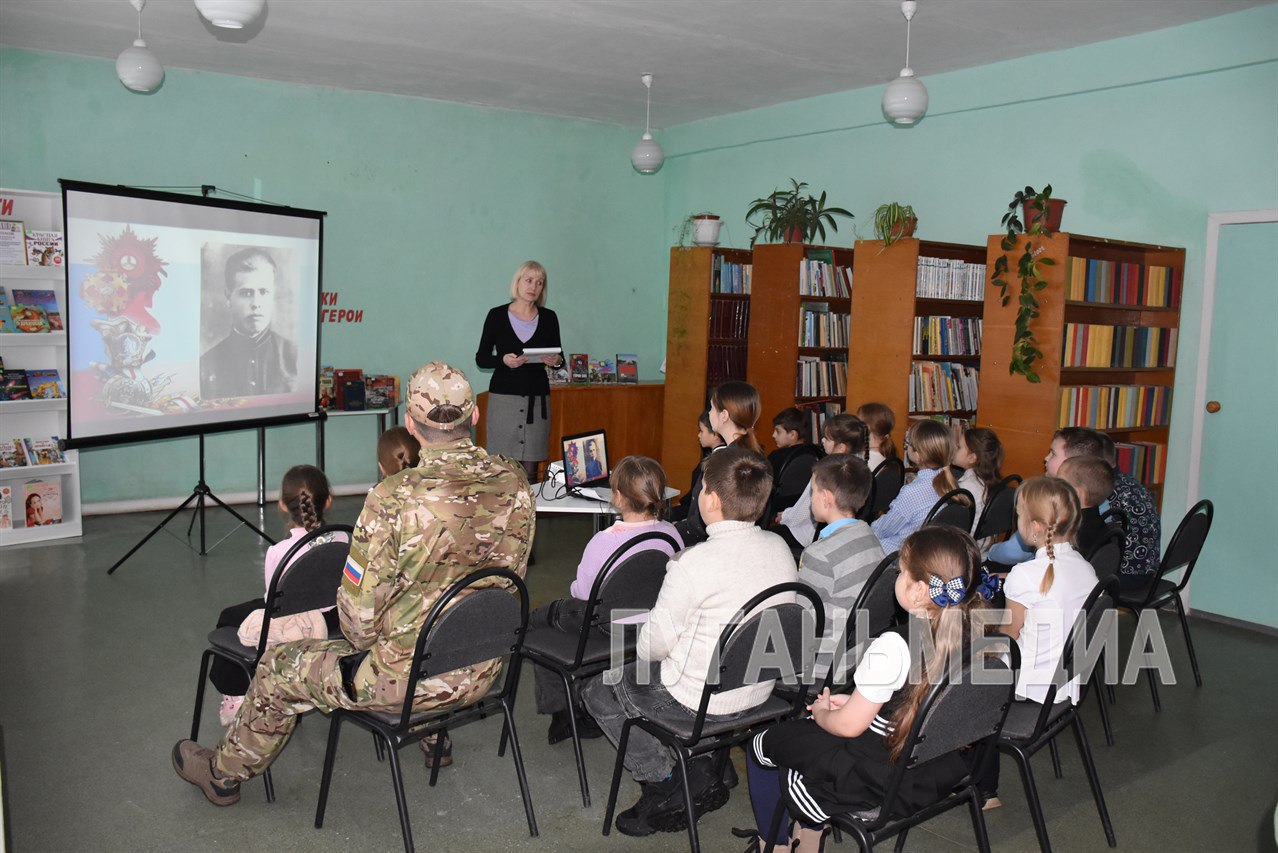 В Кировской детской библиотеке прошел исторический час «Наши земляки герои» с участием ветерана СВО